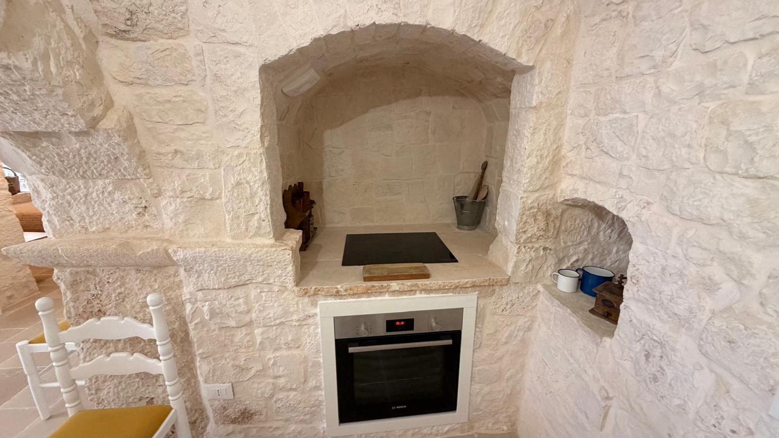Trulli Comunicanti, Restaurati con Antico Camino, Ulivi Secolari.